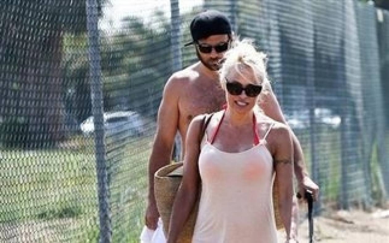 H Pamela και το σκυλί της (photos)!