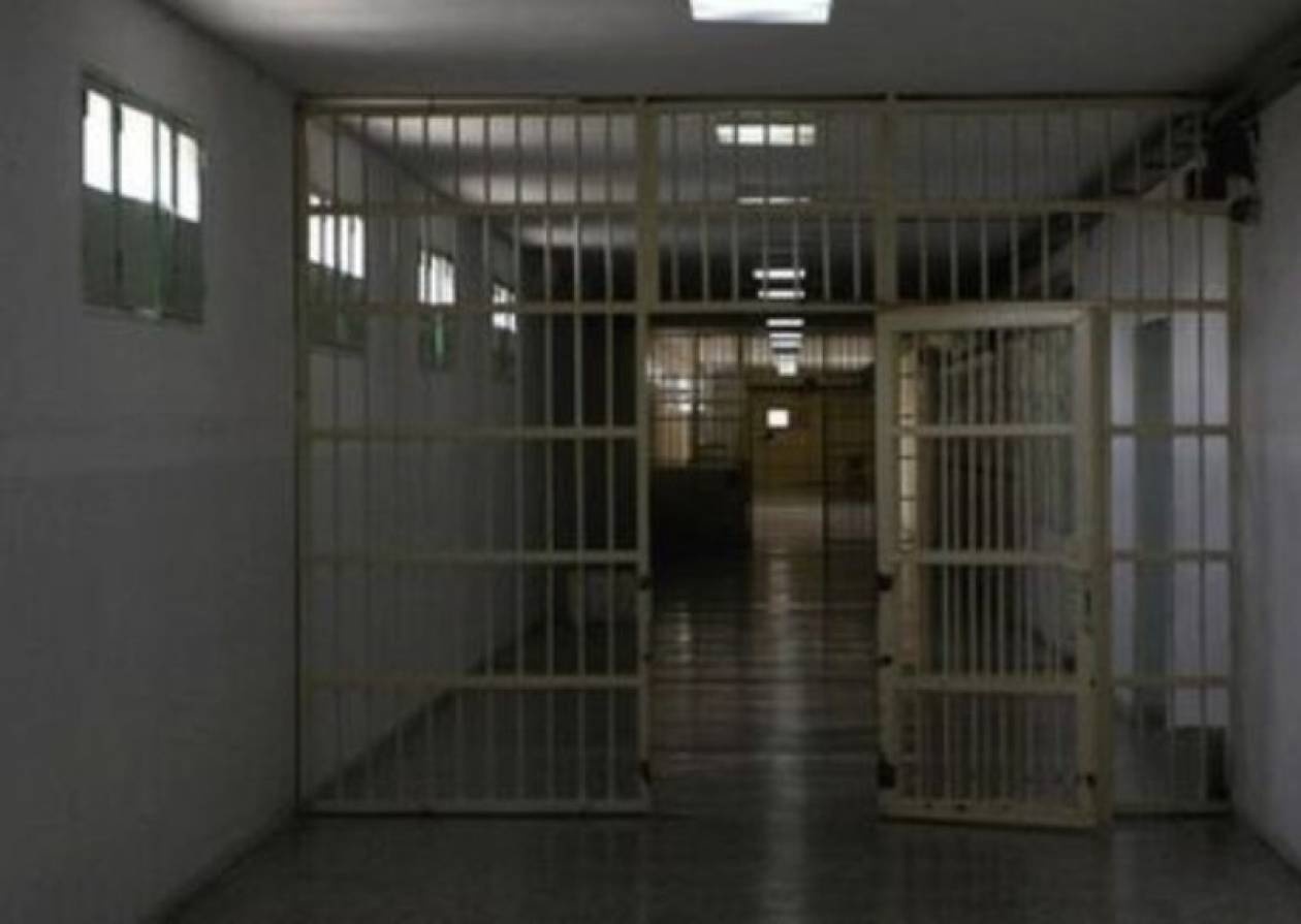 Φυλακισμένος κατάπιε ξυραφάκια