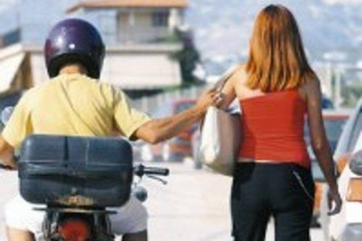Πήρε το μάθημα του τσαντάκιας στο Ηράκλειο !