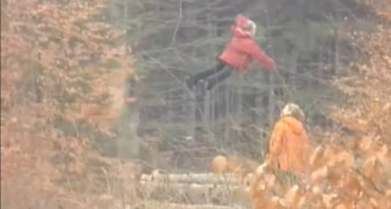 ΑΠΙΣΤΕΥΤΟ VIDEO: Κορίτσι που αιωρείται...