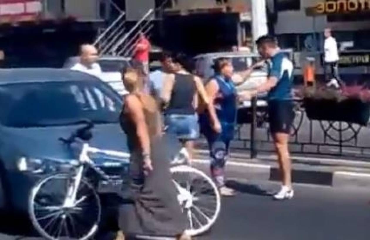 Βίντεο: Άγριος καυγάς στη μέση του δρόμου