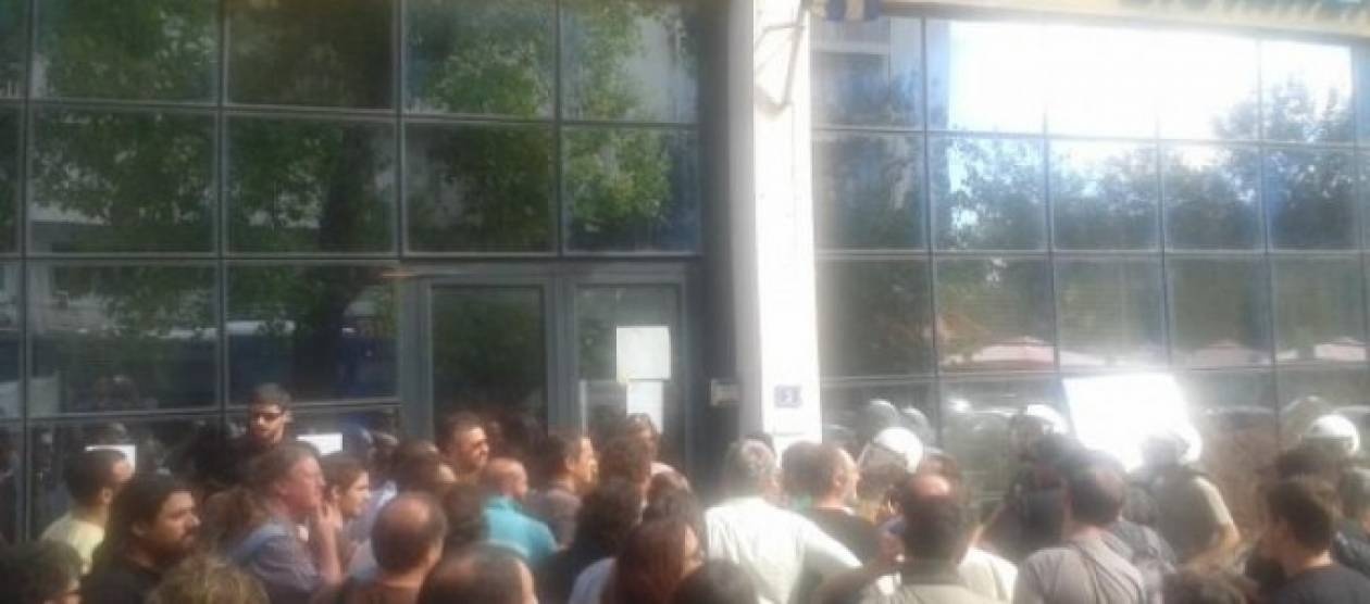 Ένταση έξω από το κτίριο της ΕΤ 3