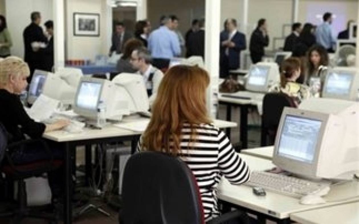 Tρόικα: Απολύστε 5.000 διαθέσιμους