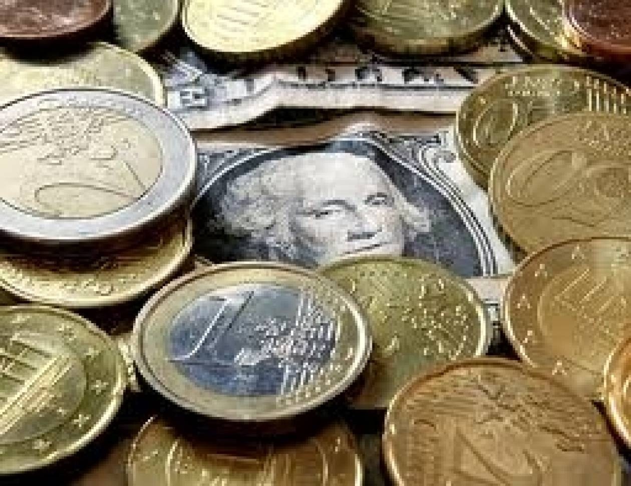 Στα 1,35 δολάρια υποχωρεί το ευρώ