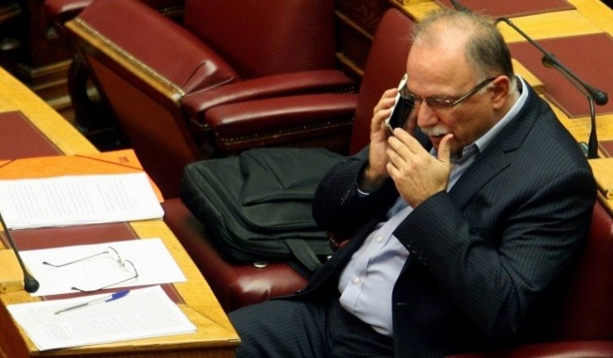 Ο Παπαδημούλης και το κινητό του...