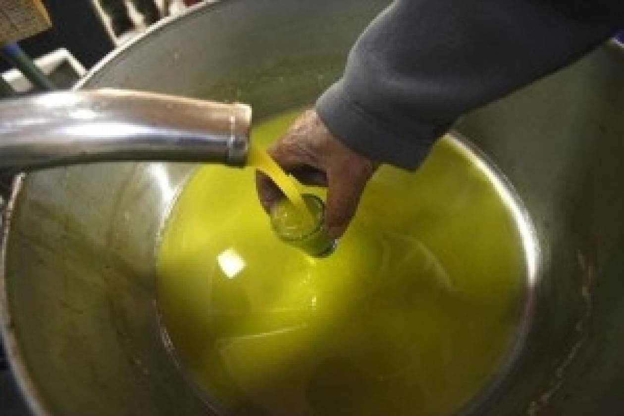 Κρήτη: Έριξε ένα δοχείο λάδι στον δρόμο!