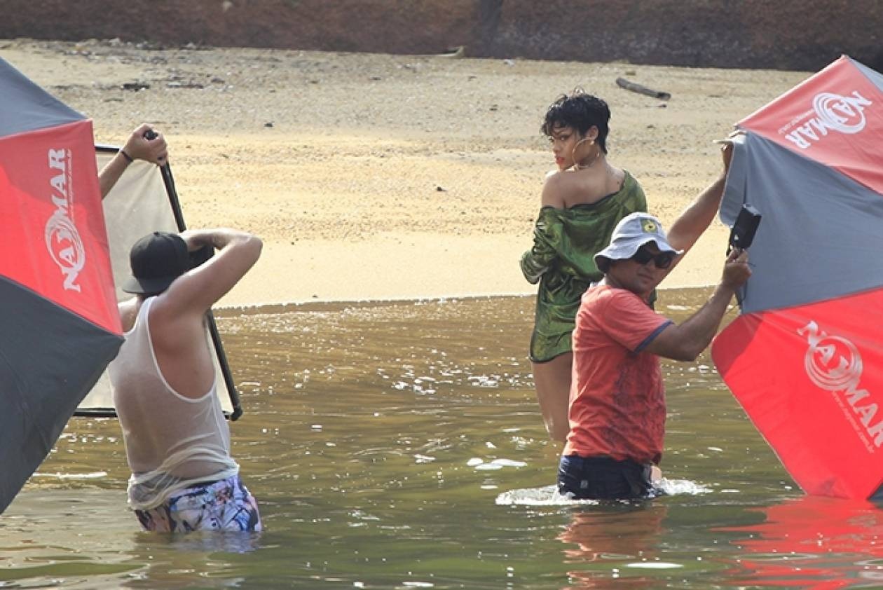 ΦΩΤΟ: Η Rihanna τόπλες για την Vogue!