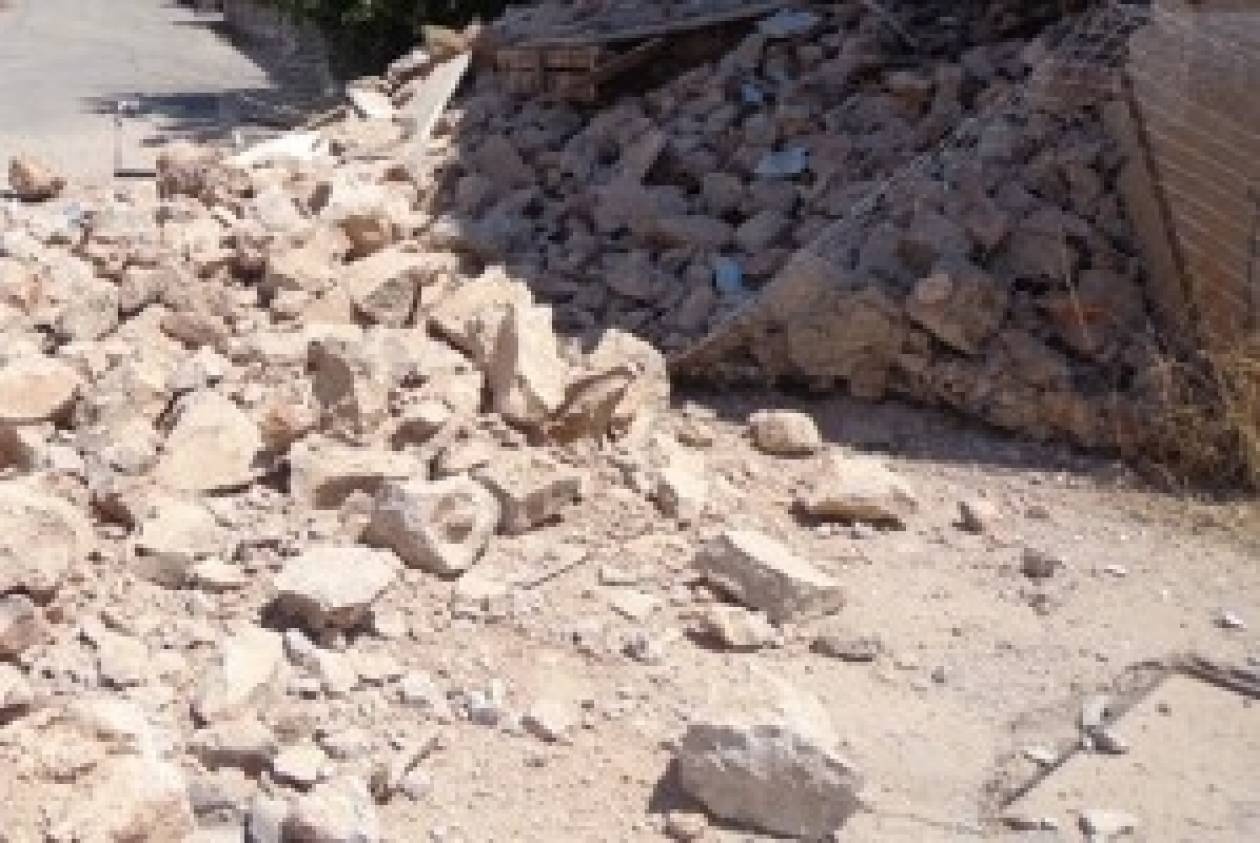 Ιστιαία: Κατέρρευσε κτίριο δίπλα σε γηροκομείο (pics)
