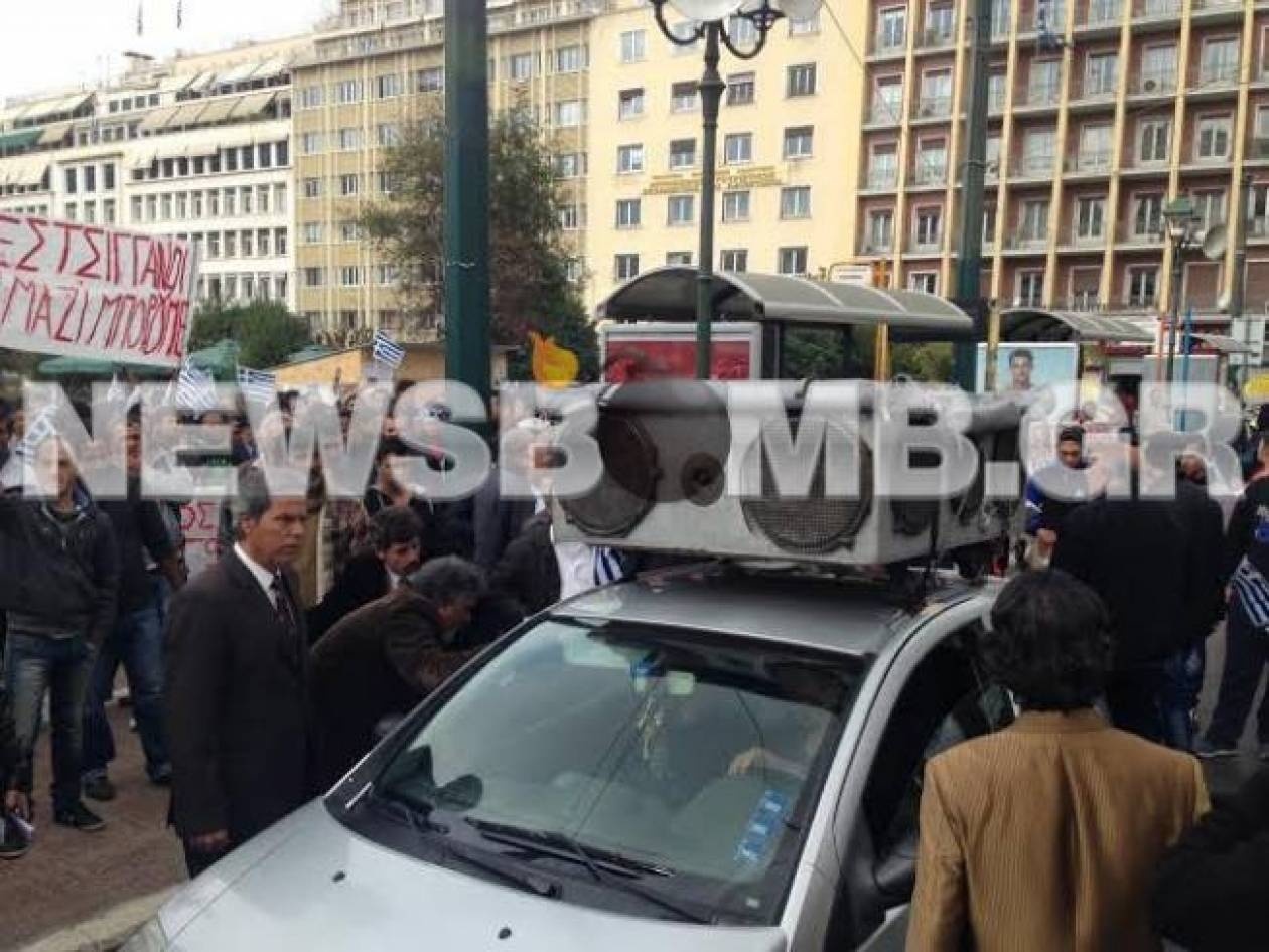 Romani protesting in Klathmonos square