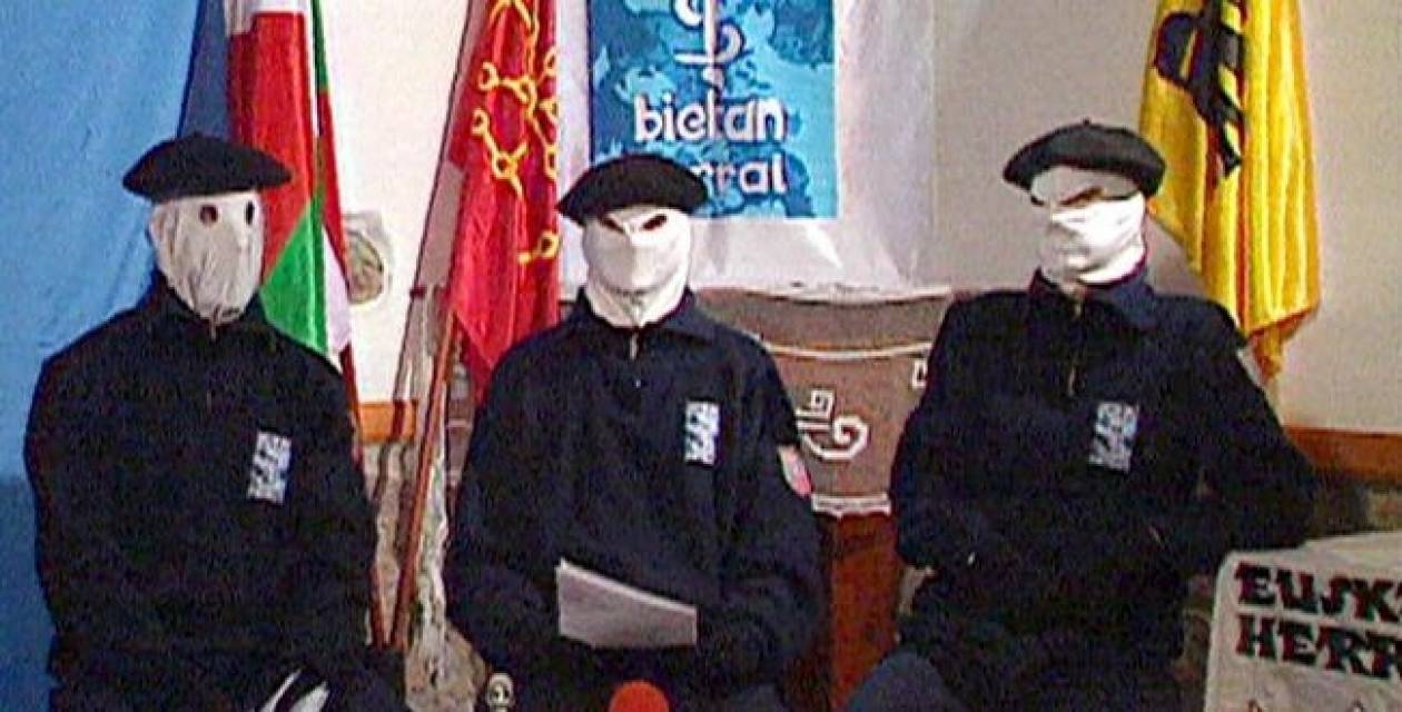 Η ΕΤΑ άρχισε να παραδίδει τον οπλισμό της