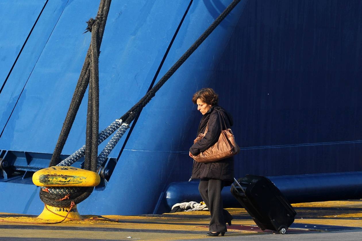 Απεργούν αύριο οι εργαζόμενοι στα λιμάνια