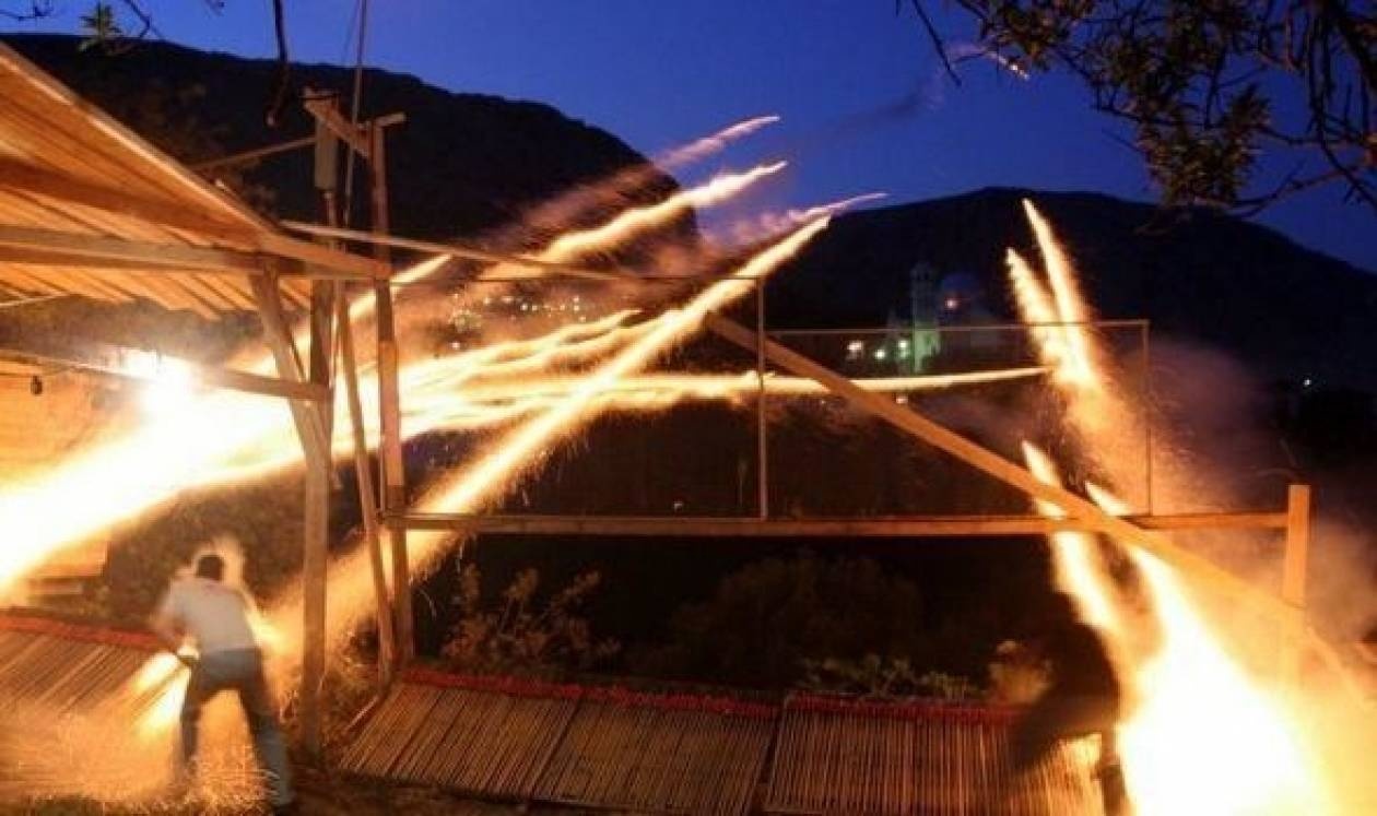 BBC: Η μάχη των πυροτεχνημάτων στην Χίο