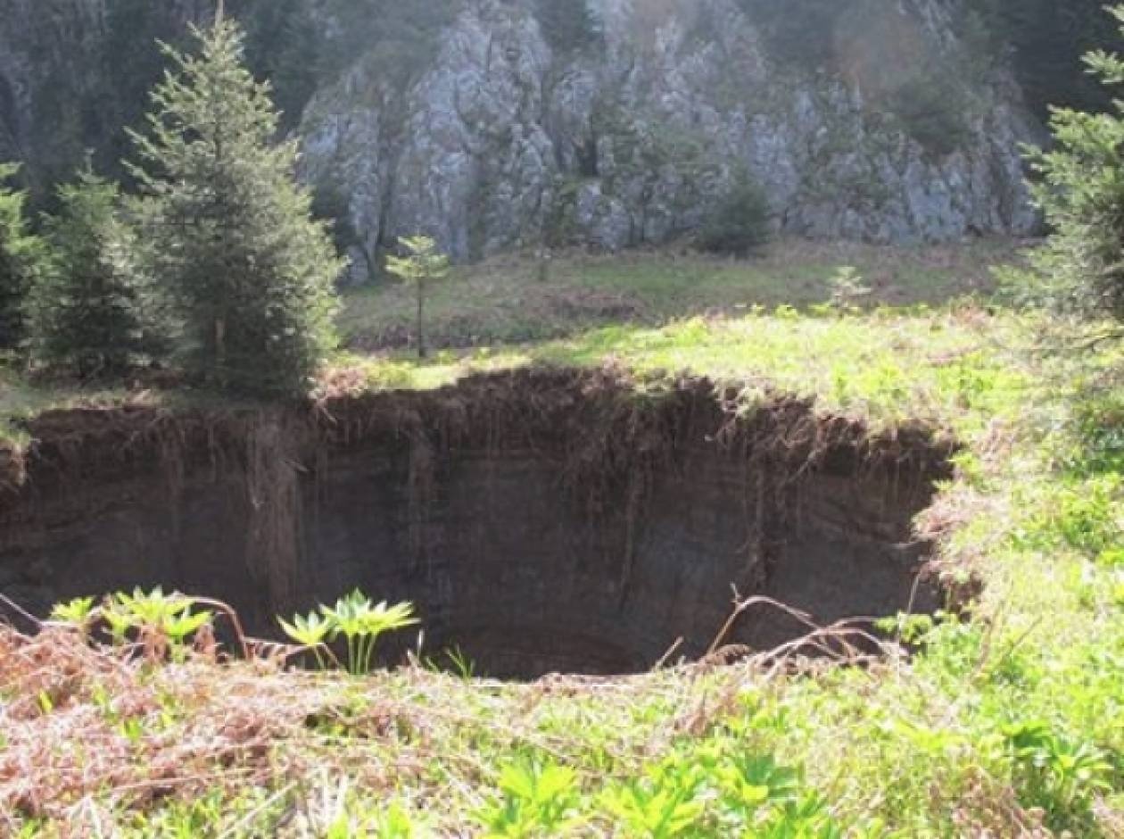 Άνοιξε κρατήρας... στα Τρίκαλα (pics)