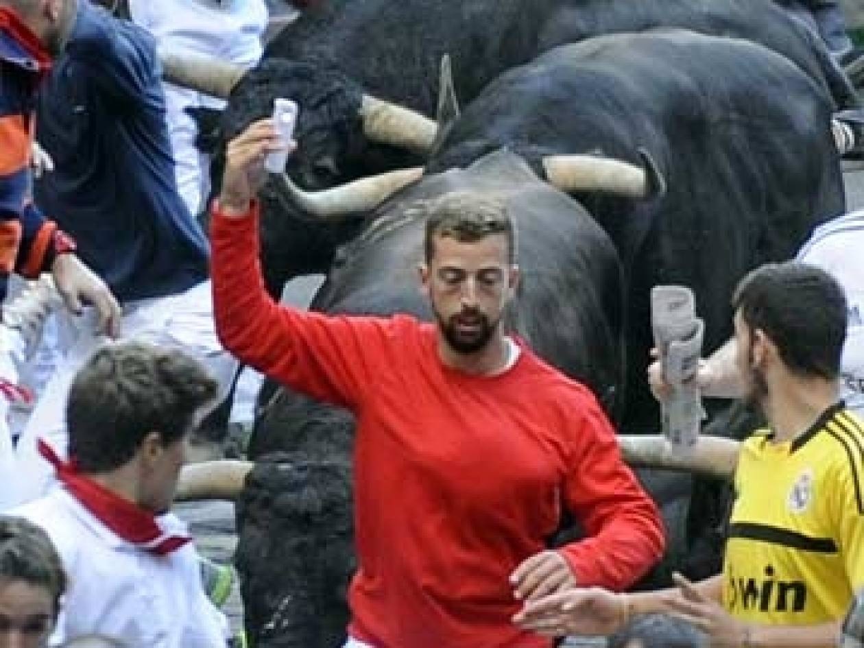 Η πιο επικίνδυνη selfie με... ταύρο! (pics)