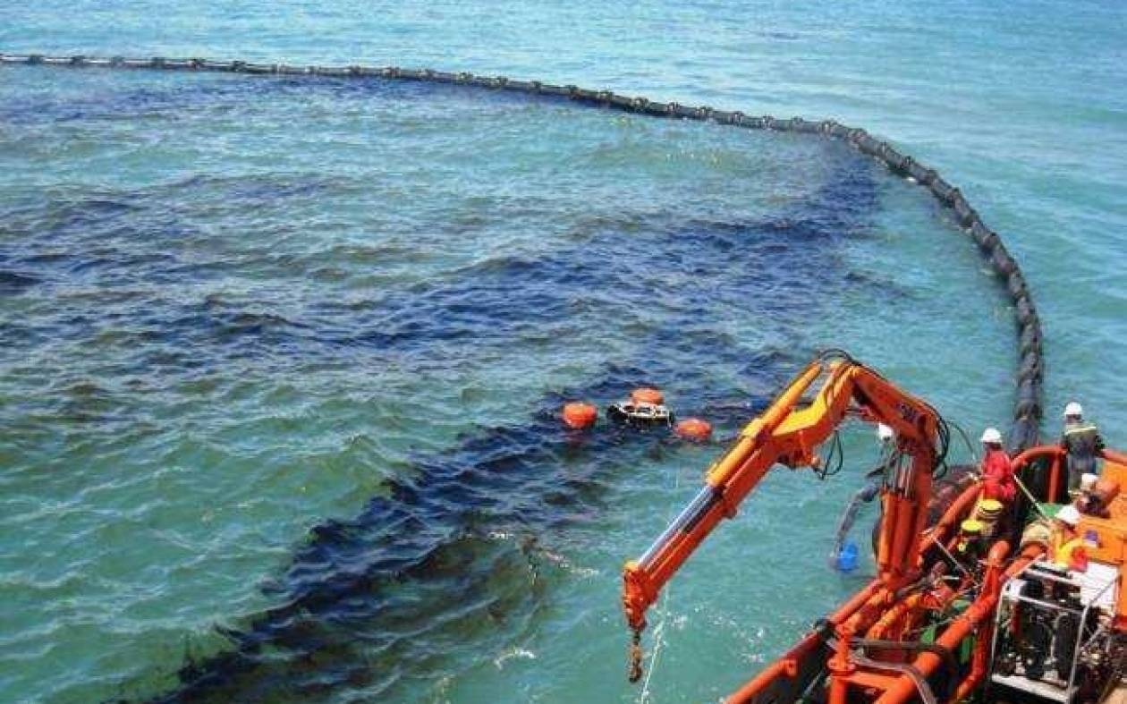Θαλάσσια ρύπανση στο λιμάνι του Πειραιά