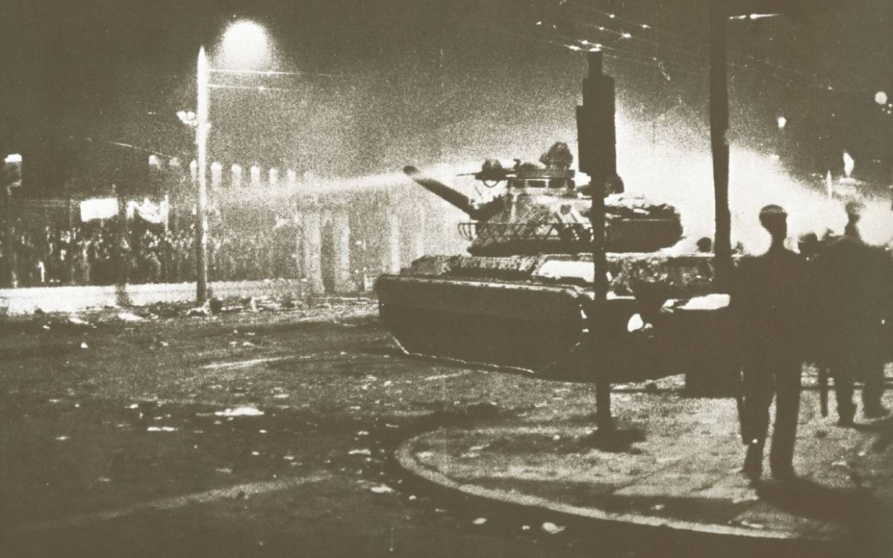 Το τανκ σπάει την πόρτα του Πολυτεχνείου