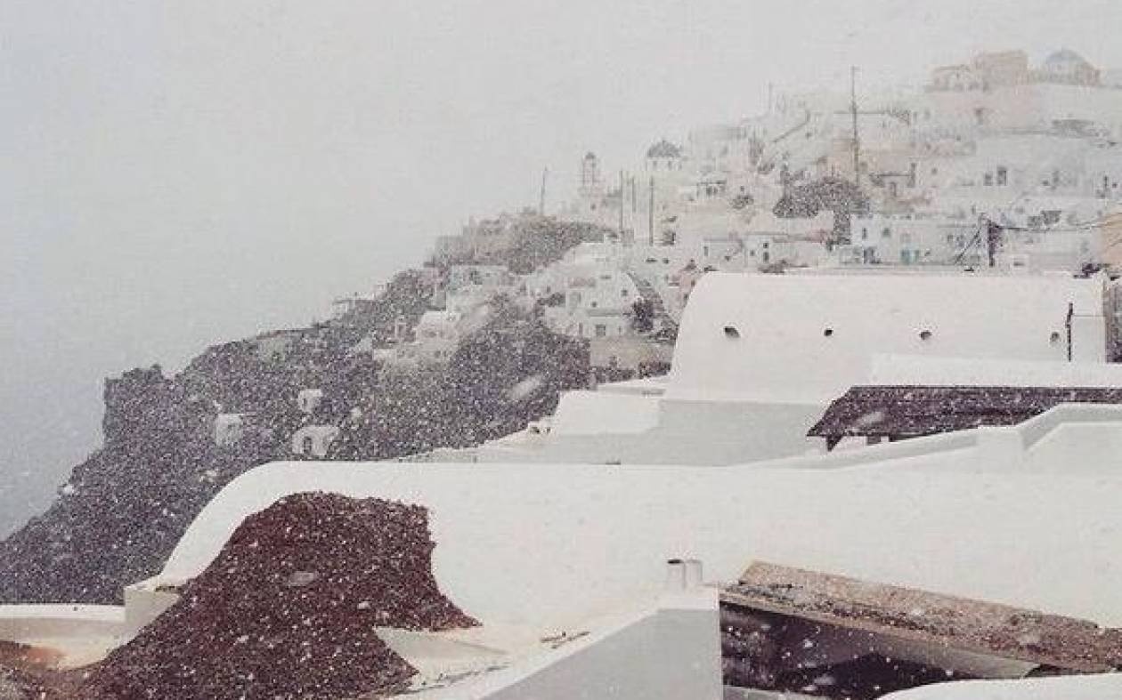 Καιρός: Χιόνισε στη Σαντορίνη