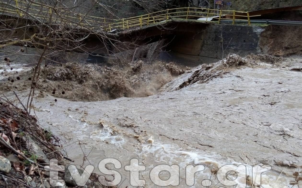Κόπηκε στα δυο γέφυρα στη Φθιώτιδα (pics)