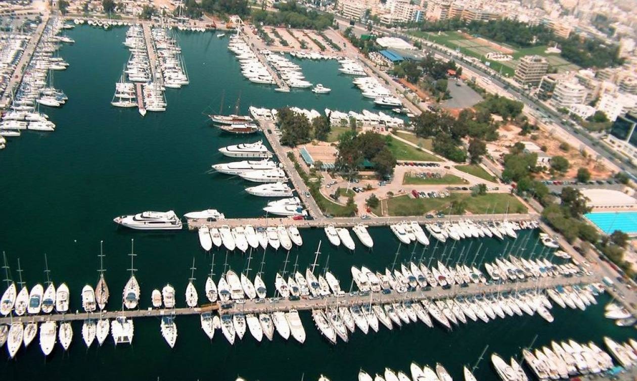Στις φλόγες θαλαμηγός στη μαρίνα Αλίμου