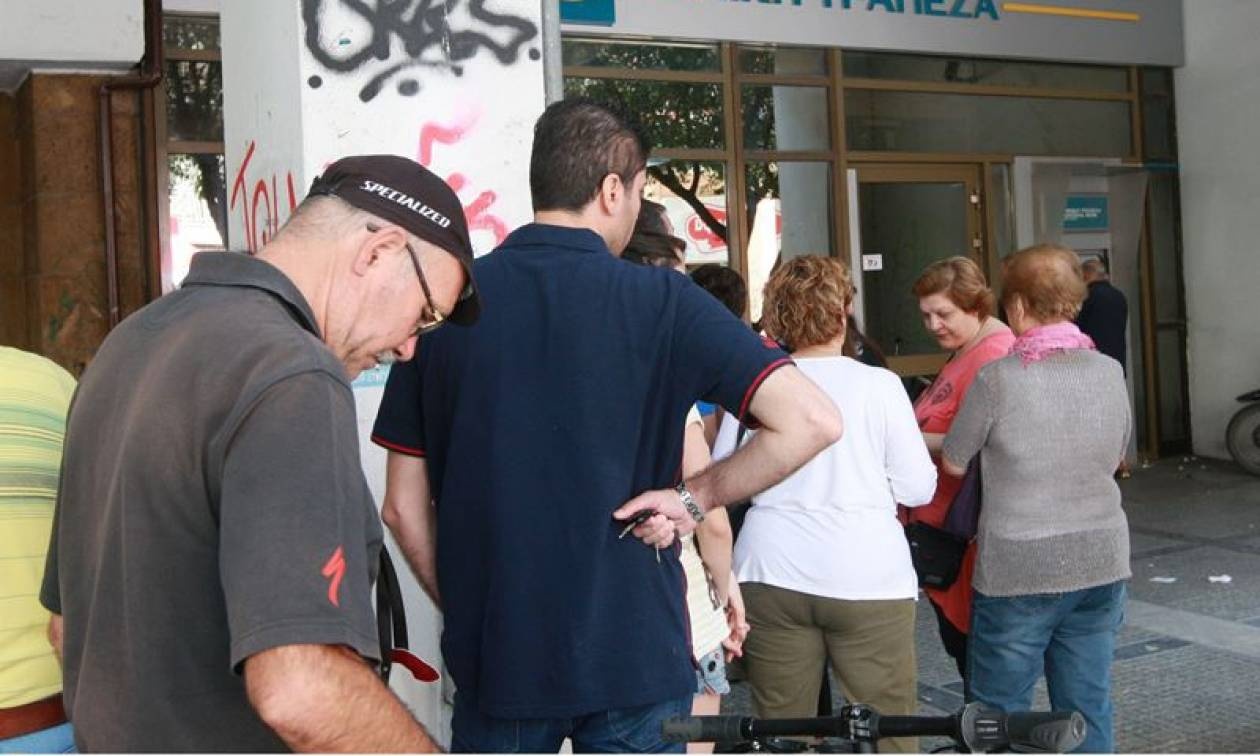 Δημοψήφισμα: Ουρές σε τράπεζες (photos)
