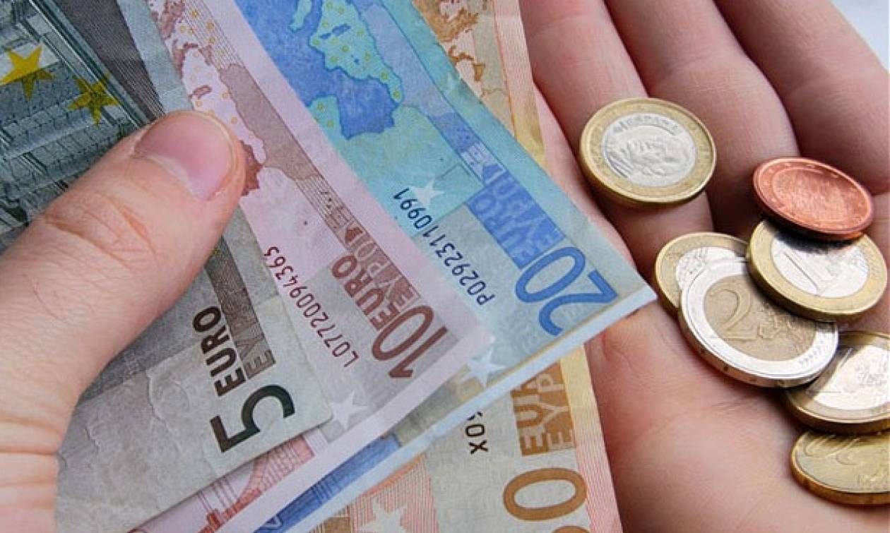 Oριακή πτώση του ευρώ