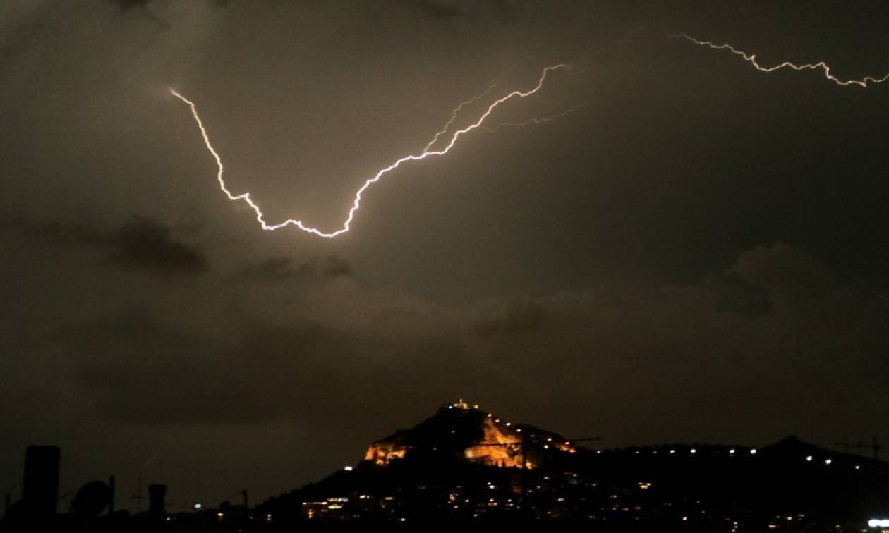 Ισχυρή καταιγίδα πλήττει την Αττική