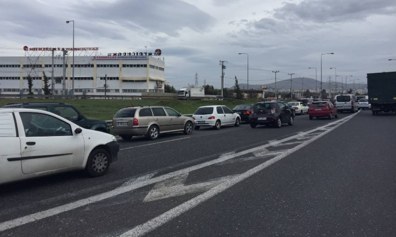 Αγρότες: Επεισόδια και στο Κορωπί (video)