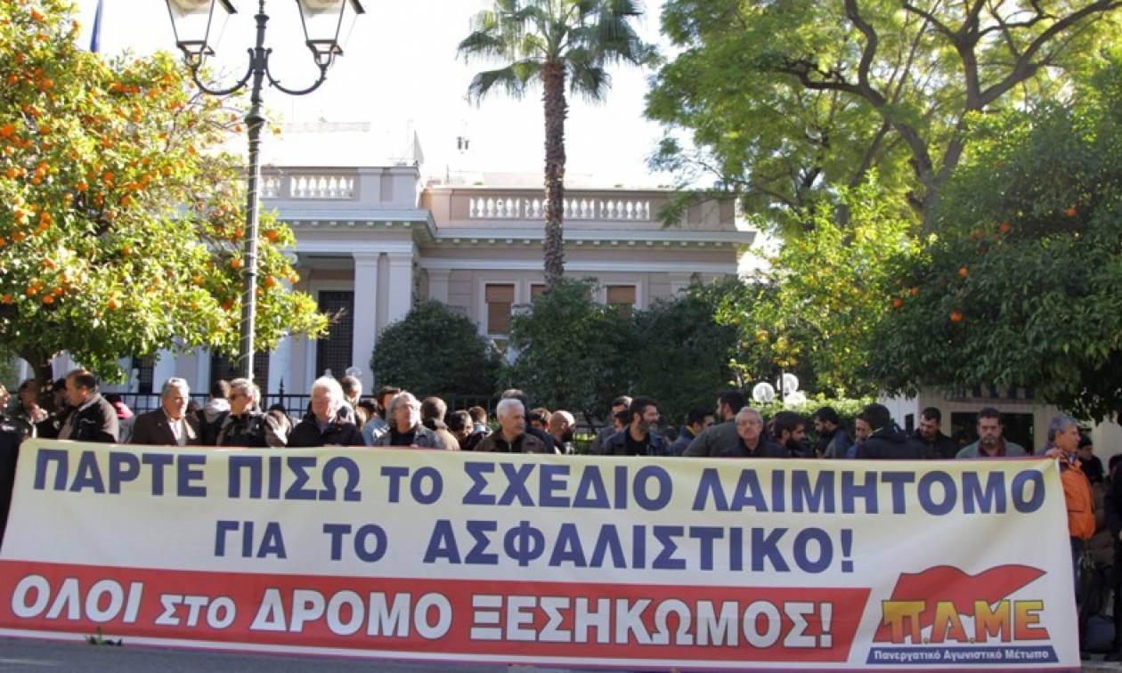 Αιφνιδιαστική συγκέντρωση του ΠΑΜΕ έξω από το Μαξίμου (vid)