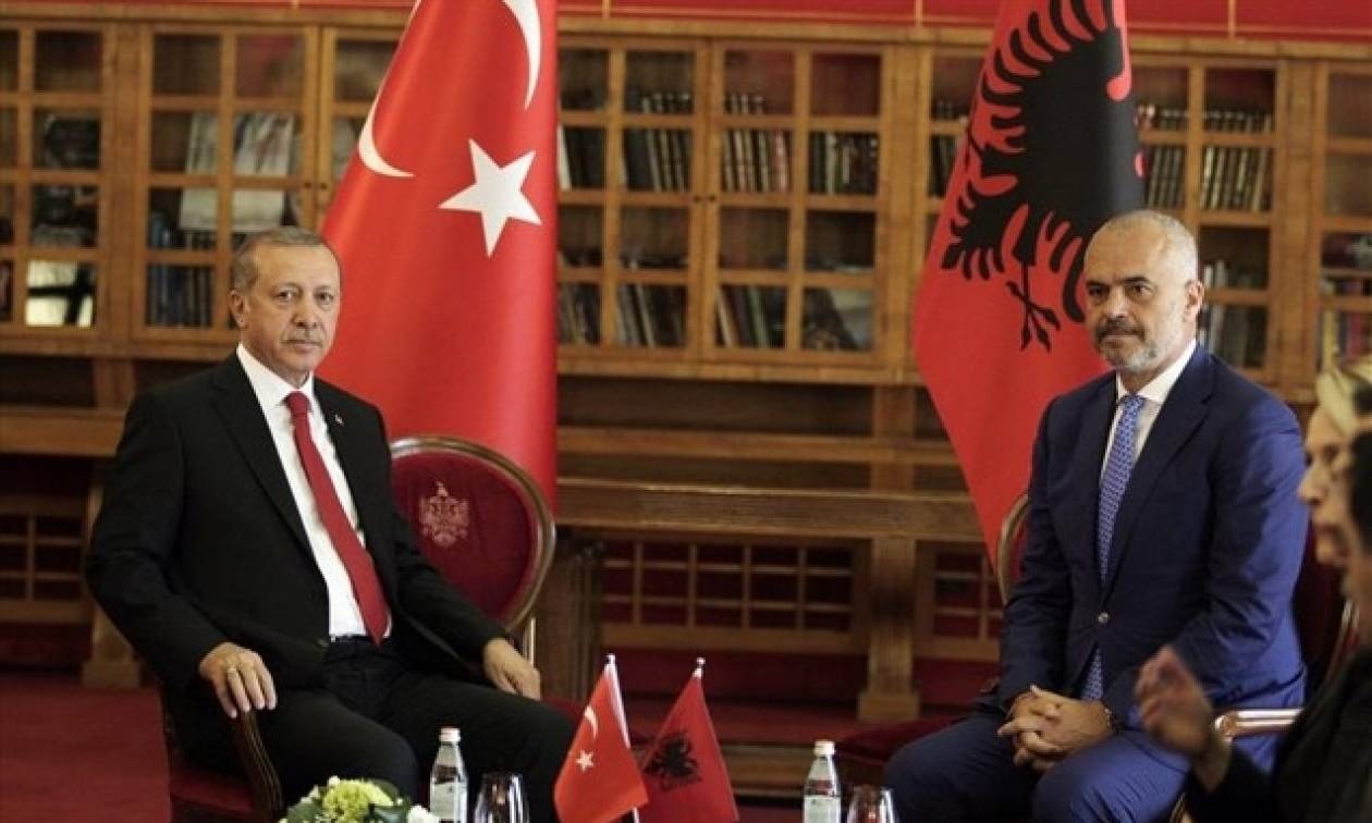 Οι Αλβανοί αστυνομικοί ντύθηκαν… Τούρκοι