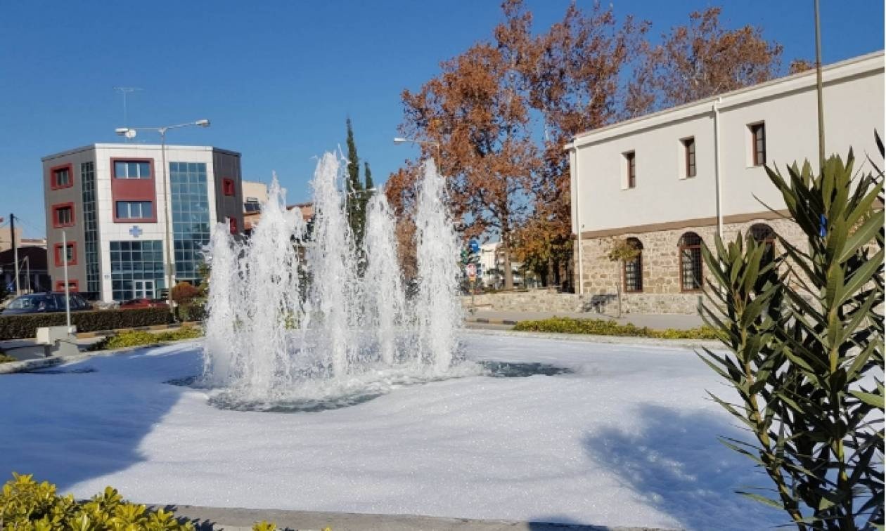 Άφρισε το συντριβάνι στα Τρίκαλα (pics)