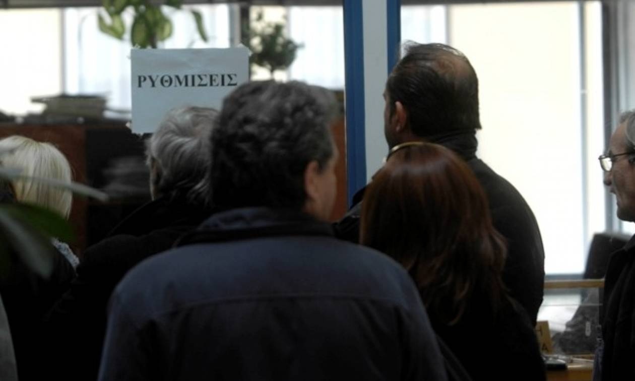 Έρχεται μαζικό «κούρεμα» χρεών