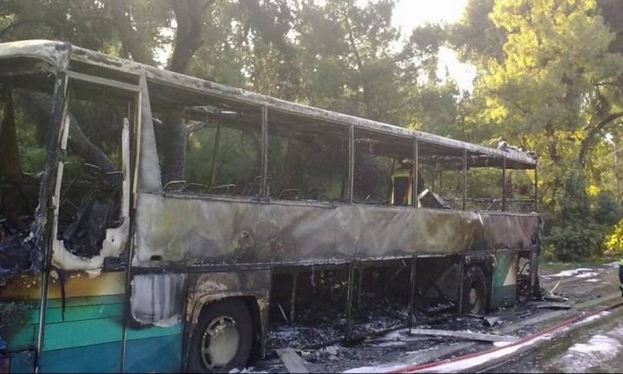 Παραλίγο τραγωδία στην Πάτρα - Λεωφορείο που μετέφερε μαθητές τυλίχθηκε στις φλόγες (photos)