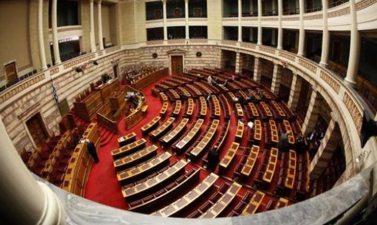 Βουλή: Ο Κασιδιάρης χτύπησε τον Δένδια (vid)