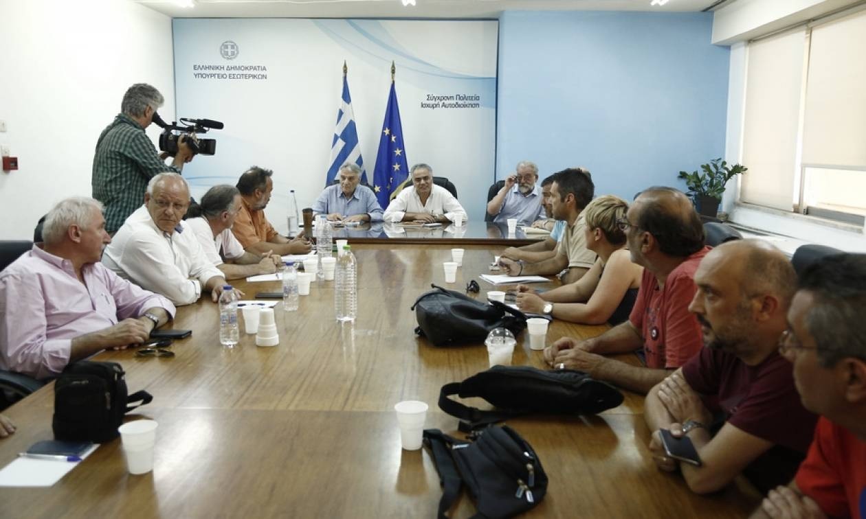 Χωρίς αποτέλεσμα η συνάντηση Σκουρλέτη με ΠΟΕ-ΟΤΑ – Παραμένουν στους δρόμους τα σκουπίδια