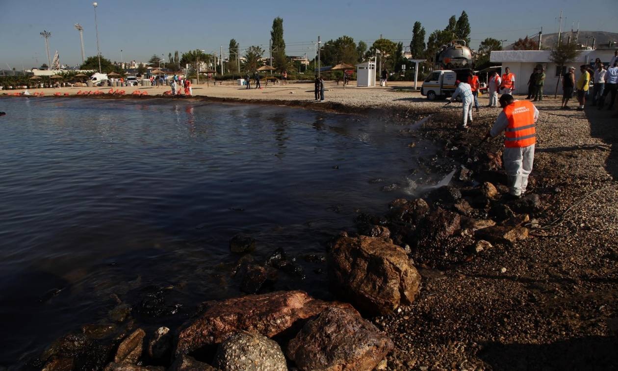 Δεν έχει τέλος ο εφιάλτης - Έφτασε στο Καβούρι η πετρελαιοκηλίδα
