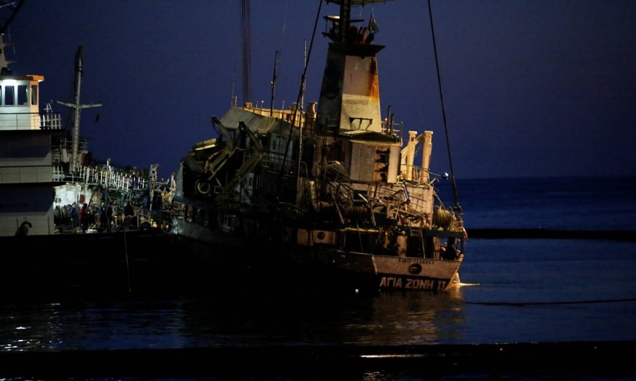 Ολοκληρώθηκε η ανέλκυση του «Αγία Ζώνη ΙΙ» που μόλυνε το Σαρωνικό (pics)