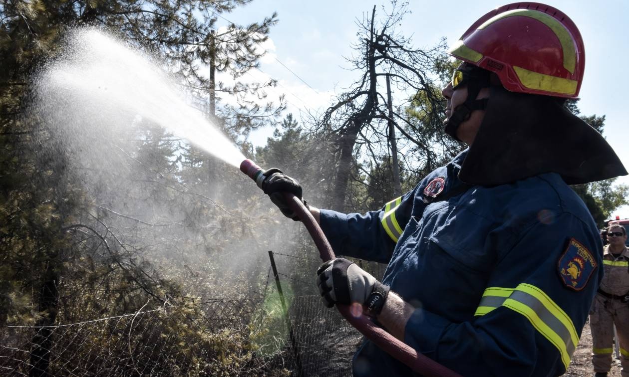 Φωτιά ΤΩΡΑ: Διπλό μέτωπο σε Κερατέα και Καλύβια