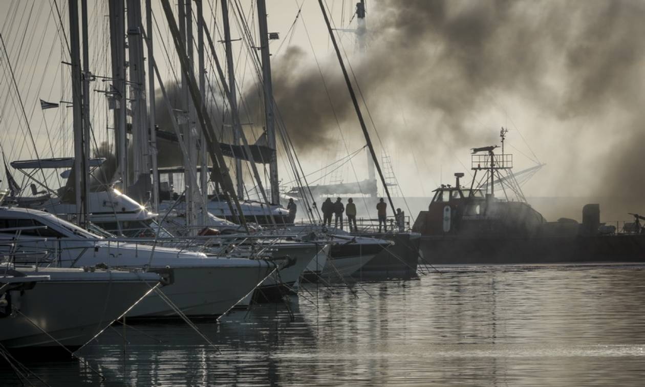 Στις φλόγες θαλαμηγός στη Γλυφάδα