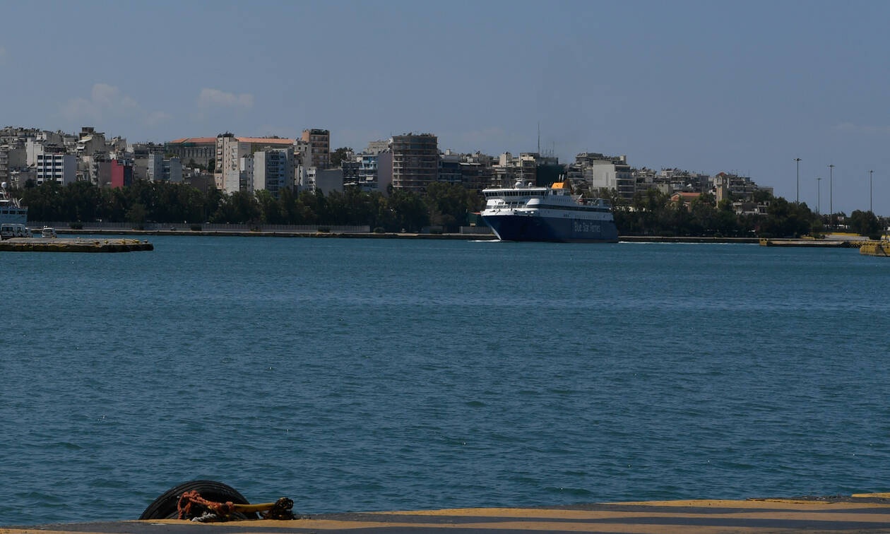 Αυτοκίνητο έπεσε στο λιμάνι του Πειραιά