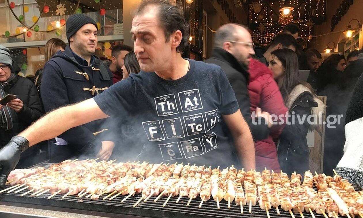 Χριστούγεννα στη Θεσσαλονίκη: Όλη η πόλη μια ψησταριά με... σουβλάκια (pics & vids)