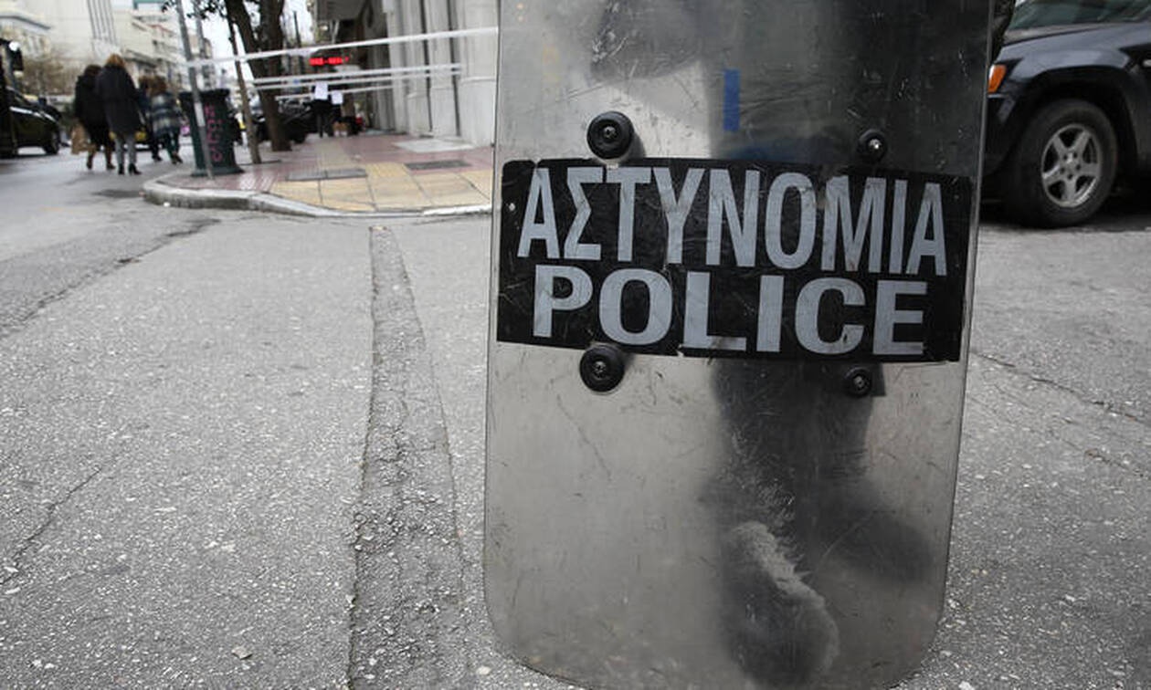 Επεισόδια έξω από την ΑΣΟΕΕ - Τραυματίστηκε αστυνομικός