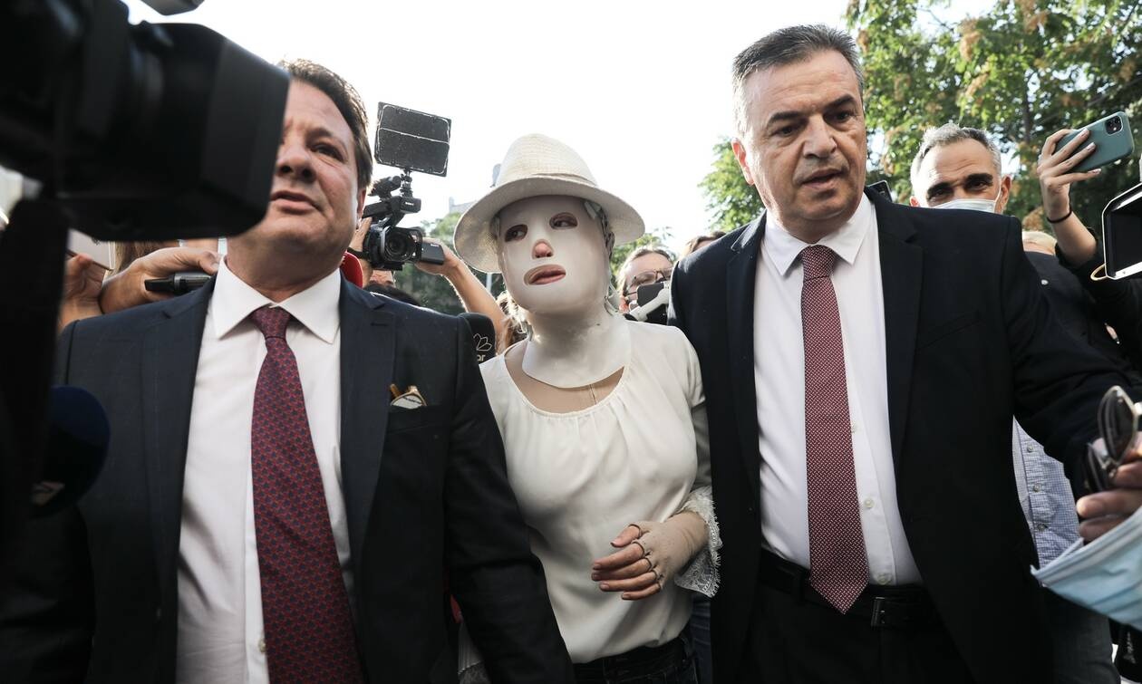 Η Ιωάννα Παλιοσπύρου με τους δικηγόρους της