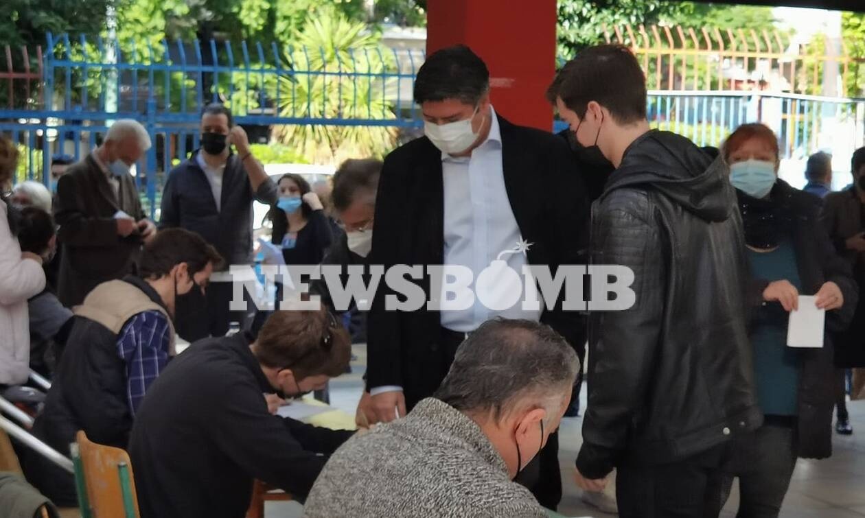 Εκλογές ΚΙΝΑΛ: Ψήφισε ο άνδρας της Φώφης Γεννηματά (photos)