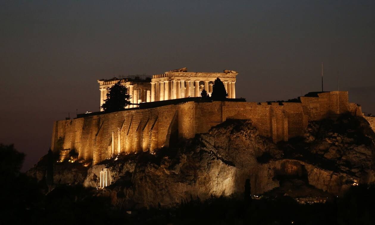 Αθλιότητες με φόντο την Ακρόπολη