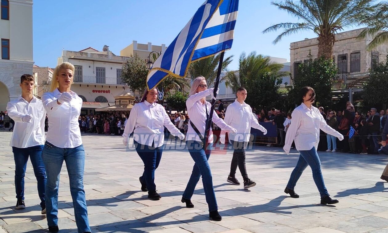 Σύρος: Σημαιοφόρος η μητέρα και Παραστάτης ο γιος
