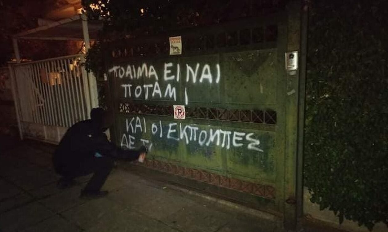 Η ΕΣΗΕΑ καταδικάζει την «παρέμβαση» του Ρουβίκωνα στο σπίτι του Σταύρου Θεοδωράκη