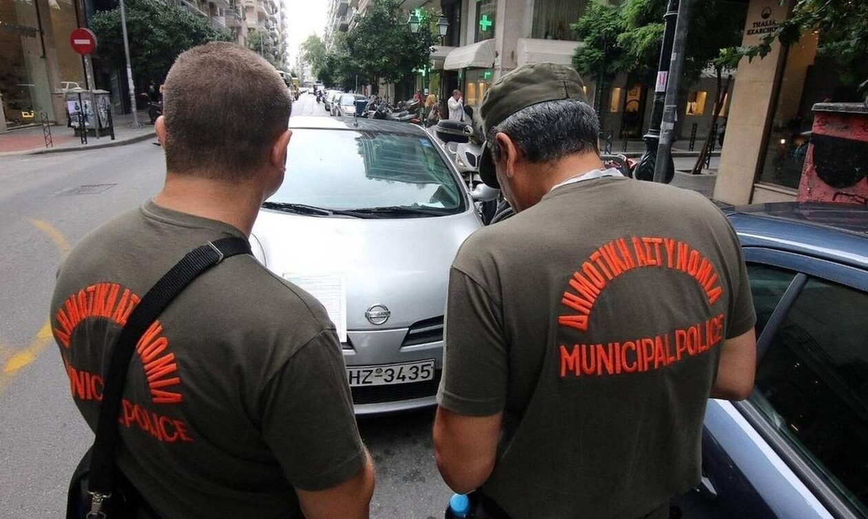 «Ταύρος εν υαλοπωλείο» 50χρονος στην Δημοτική Αστυνομία του Βόλου