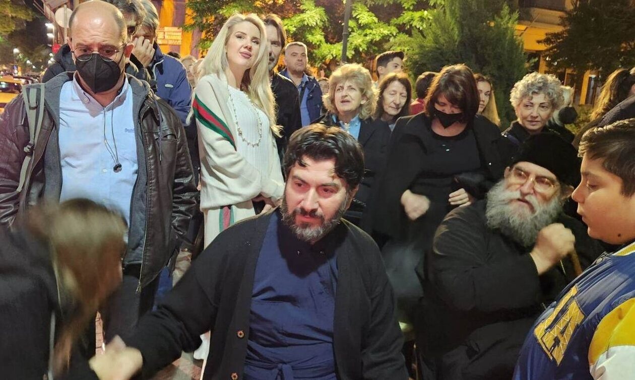 Πατέρας Αντώνιος: Πήγε στη Μητρόπολη και προσκύνησε την εικόνα «Άξιον Εστί» - Του φώναζαν «αθώος»