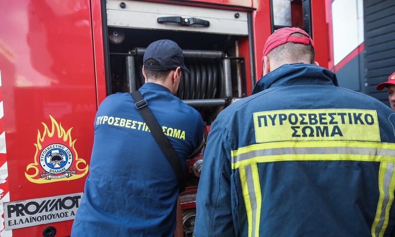 Φωτιά στη Χαλκίδα, κοντά σε σπίτια