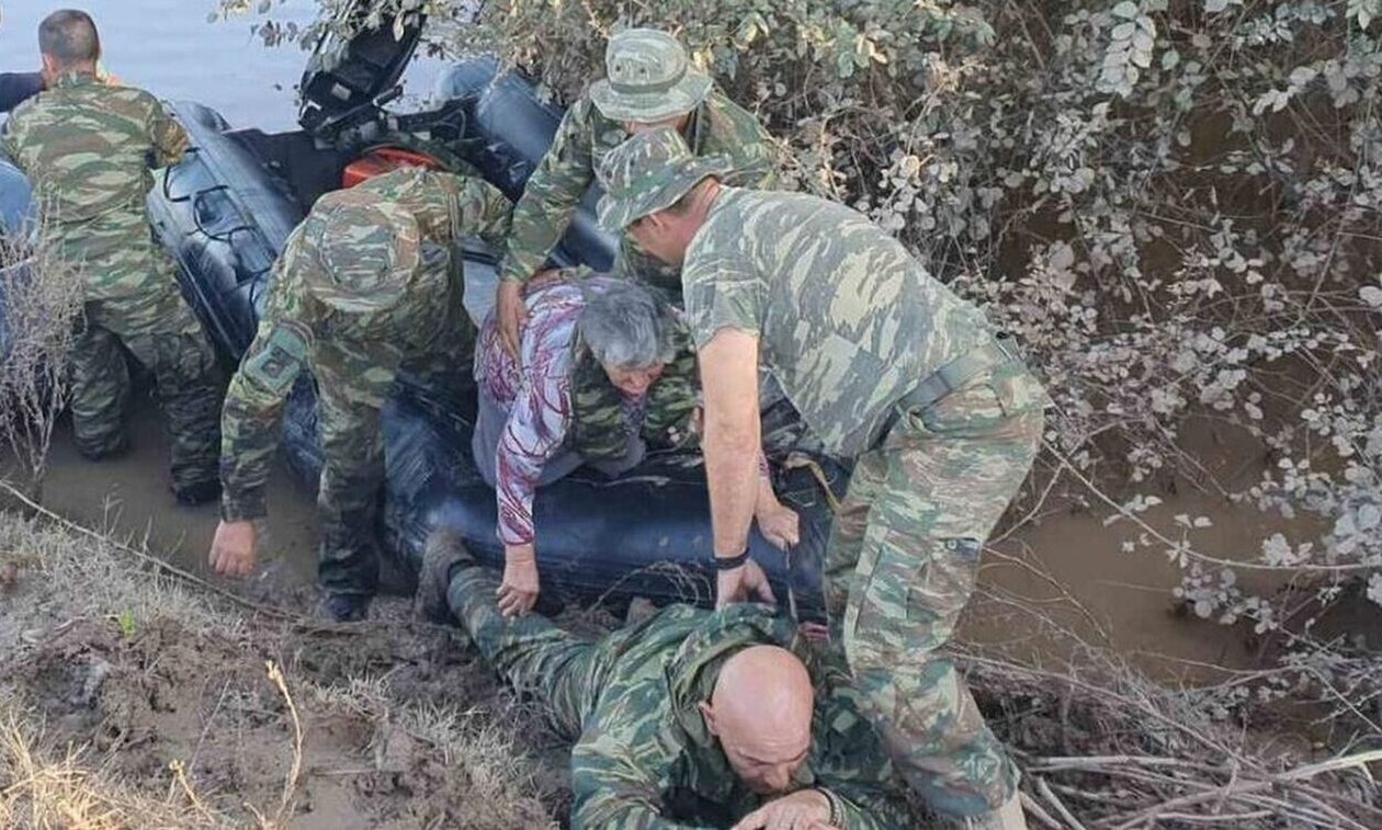 Θεσσαλία - Συγκλονιστικό: Πεζοναύτης πέφτει στις λάσπες για να πατήσουν πάνω του ηλικιωμένοι